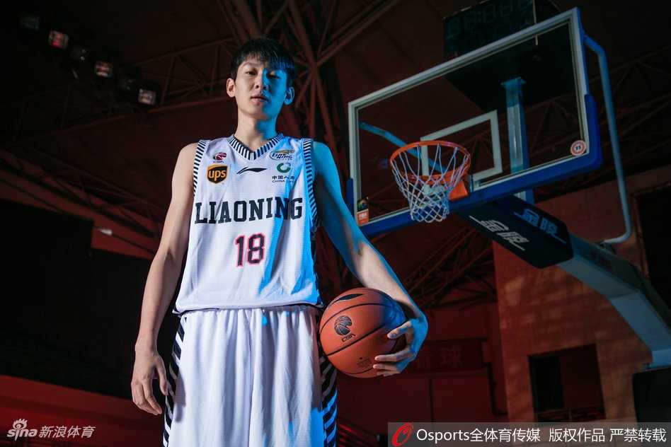 郭艾伦在光束的照射下神情冷峻，运球动作潇洒自如，光影在他脸上切割出坚毅的线条，网红大侄子的杀手本色尽显。