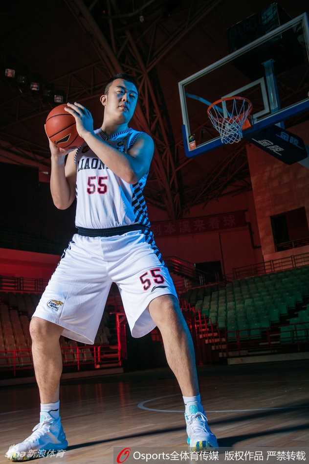 刘志轩侧身而立，光影勾勒出他冷峻的面部轮廓，作为锋线上的重要一环，他低调而致命，眼神中透着杀气。