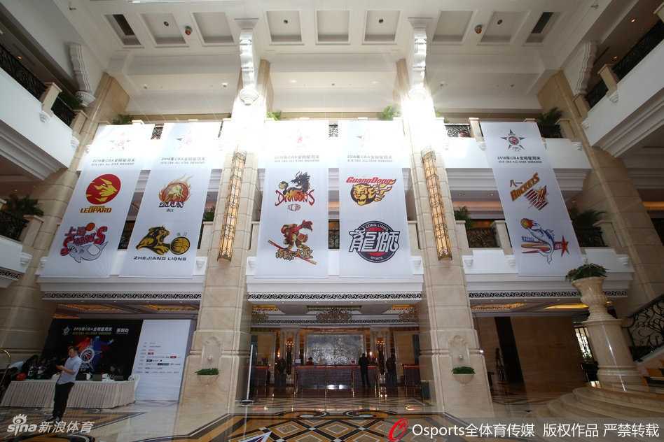 透过落地窗，套房内光线充足，宽大的床铺与整齐的靠枕，静静等待着为球星洗去一身疲惫。