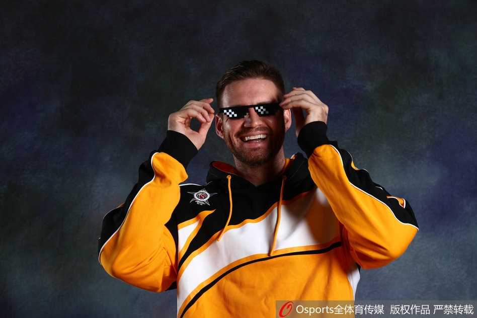 方硕手持篮球，身着休闲西装，面带微笑注视镜头，透露出北京爷们的自信与从容。