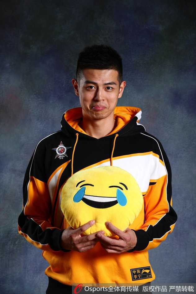 辽宁队核心韩德君单手擎天，面露微笑，尽管体型庞大但动作灵活，不愧是球迷喜爱的功夫熊猫。