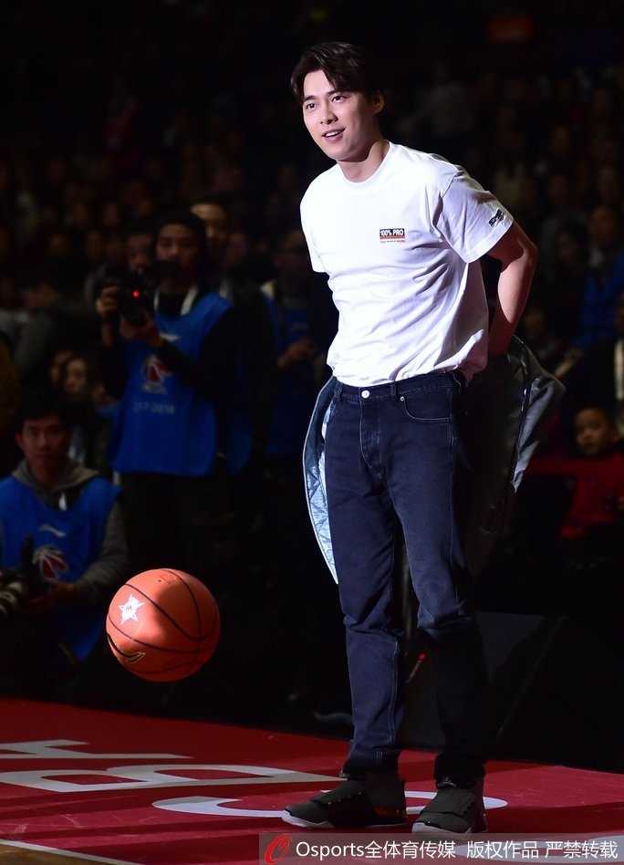 热身环节李易峰神情专注，他屈膝持球目光如炬，展现出扎实的篮球基本功