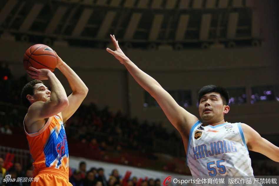 终场哨响，新疆球员围在一起振臂欢呼，庆祝这场来之不易的胜利