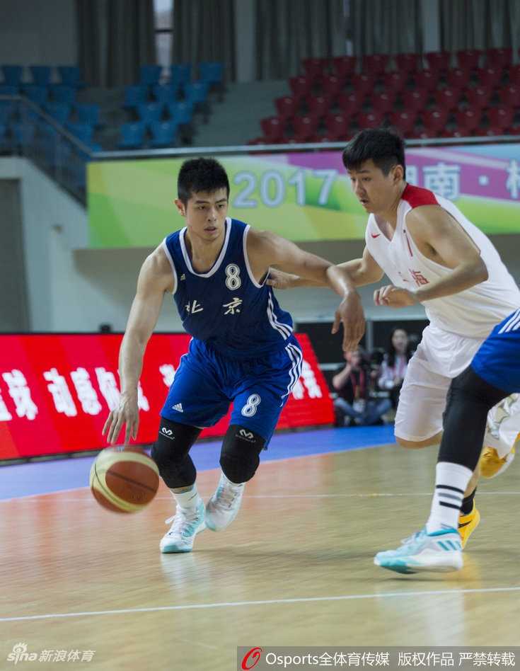 翟晓川持球强行突破，面对两人包夹依然勇往直前，展现出强大的冲击力。