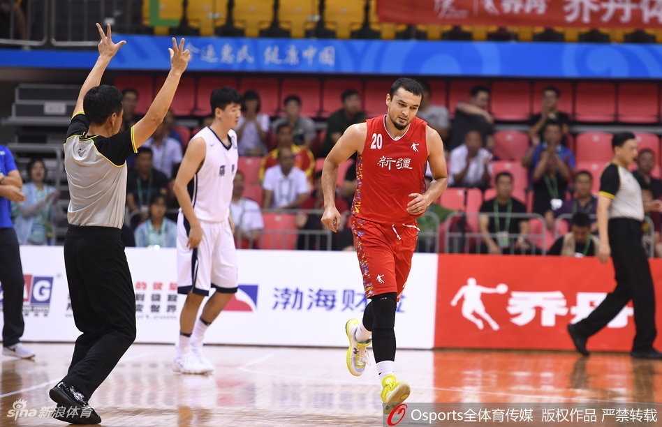 阿不都沙拉木在广东内线防守悍将的头顶上演霸气补扣，身体在空中完全舒展，展现惊人的天赋