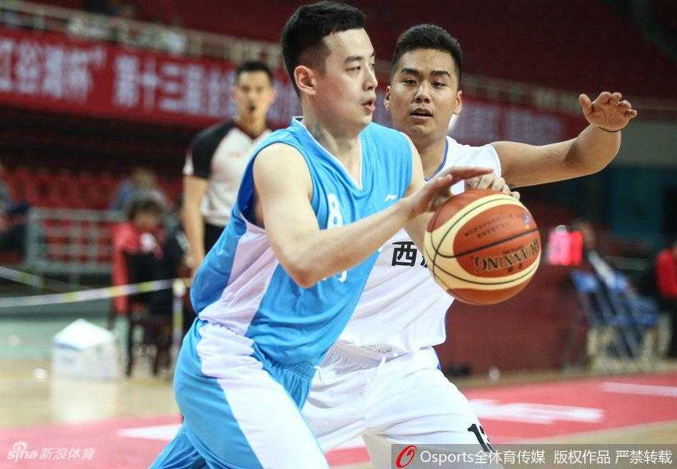 湖北队内线支柱孙桐林低位持球，背身单打吉林防守队员，强起攻筐