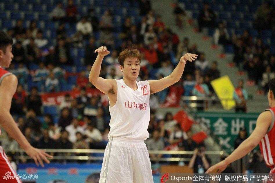 丁彦雨航犹如球场魔术师，一记隐蔽的击地传球洞穿防线，篮球听话地飞到队友手中，化作一次绝妙的助攻。