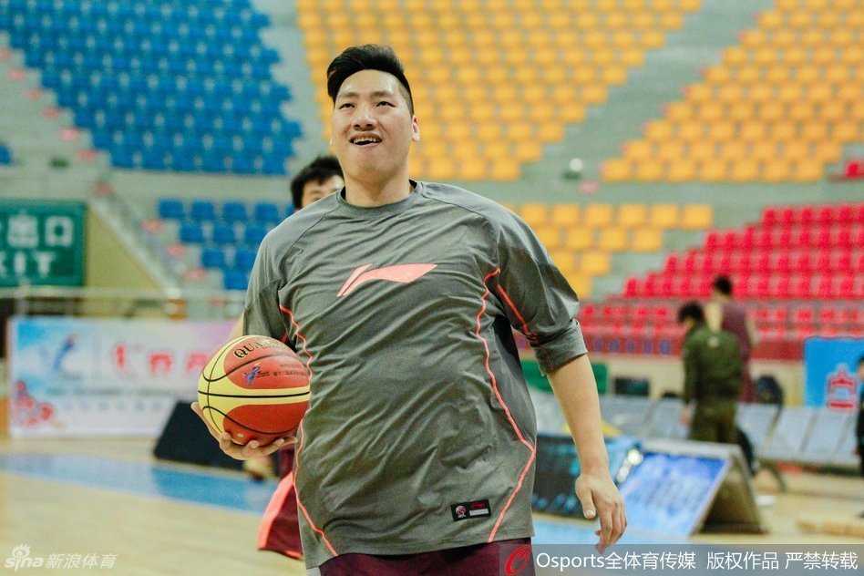 王哲林在训练中眼神坚毅，新剪的板寸发型显得整个人干净利落，犹如一座移动的小铁塔矗立在篮下。