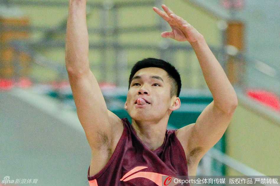 赛前热身时，福建队与江苏队球员各自进行投篮练习，王哲林与孟达的新发型在人群中显得格外好认。