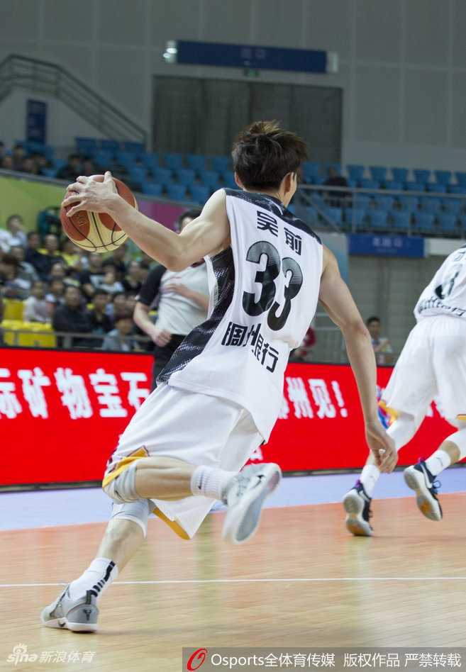 浙江后卫吴前如离弦之箭般持球反击，他面对广东队的防线毫无惧色，以极快的速度杀向对方禁区，眼神中透露出必胜的决心。
