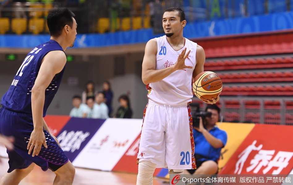 江苏队老将易立持球加速突破，眼神专注，试图撕开新疆队的严密防线