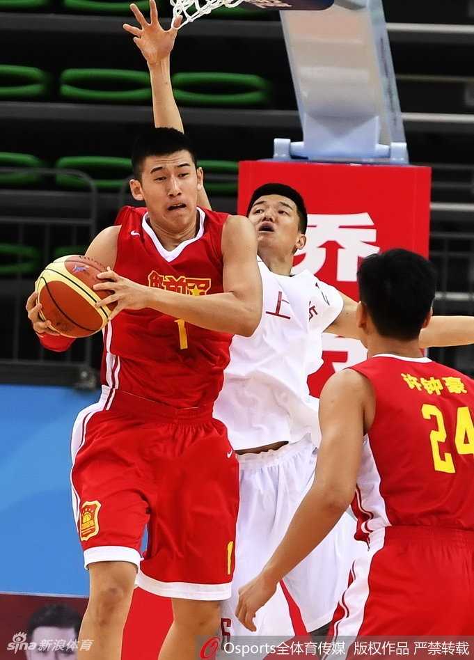 上海队球员张兆旭高高跃起，在对手头顶霸气摘下篮板，篮下的激烈卡位令人血脉偾张
