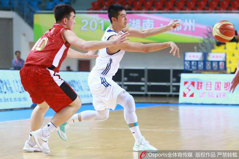 翟晓川持球强行突破，如利刃般直插陕西队腹地，以一记势在必得的上篮终结进攻。