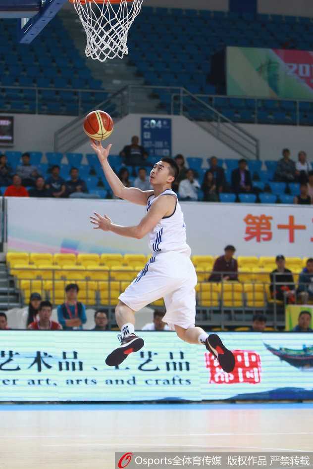 方硕运球观察时目光如炬，手术刀般的精准传球即将撕裂陕西队的整条防线。
