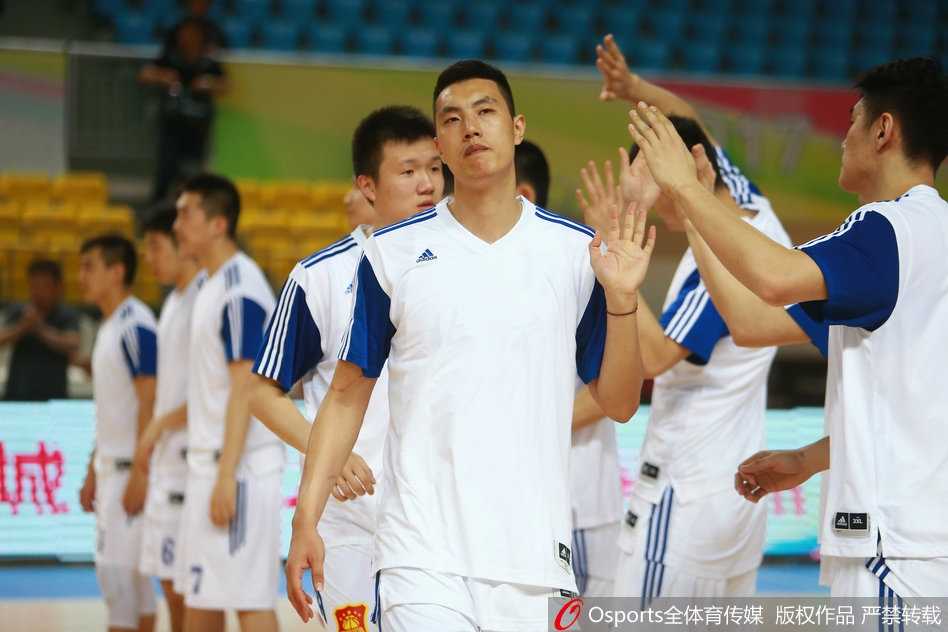 翟晓川眼神如炬霸气步入球场，周身散发着必胜的信念，仿佛一头即将捕食的雄狮。