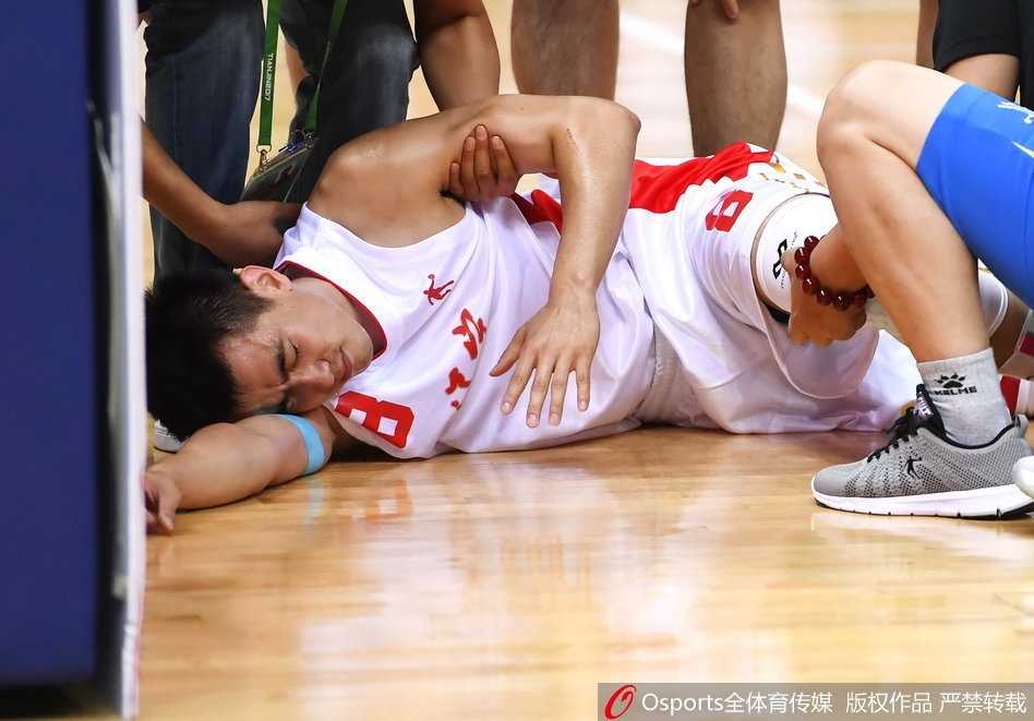 中场休息时，辽宁队的外籍体能教练再次用“公主抱”的方式将赵继伟抱起，这次是要送他返回更衣室进行更详细的检查。赵继伟的神情在经历初期的痛苦后稍显平静，这一画面也成了那天赛场上最温情的经典瞬间。