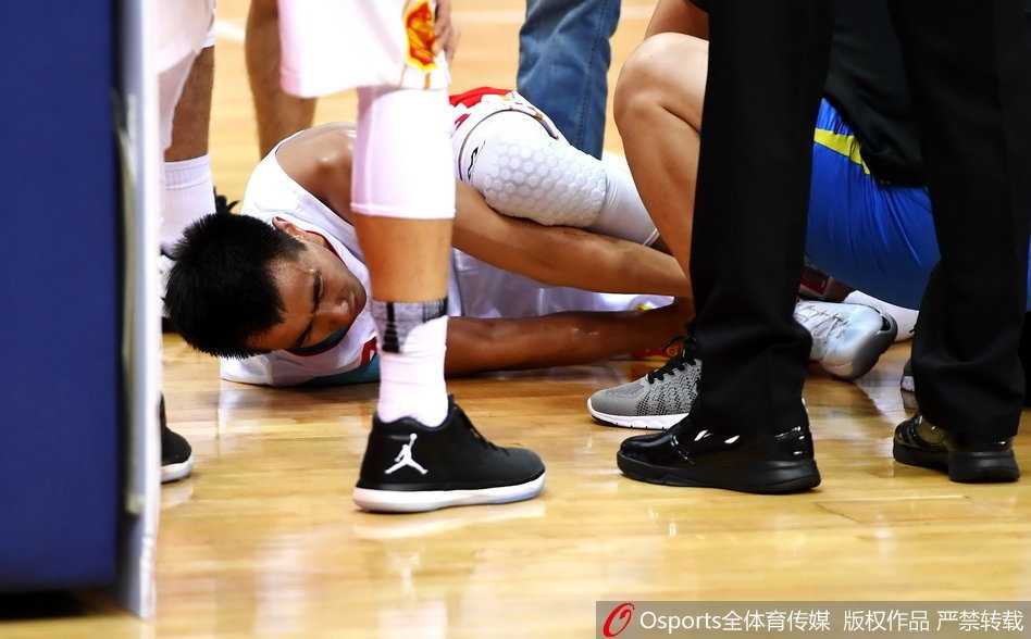 在辽宁与天津比赛首节，赵继伟如一道白色闪电突破上篮，落地瞬间却痛苦倒地，双手紧紧捂住脚踝，面部表情因剧痛而扭曲，身旁的天津队球员赵睿回头张望，神情中满是关切与担忧。