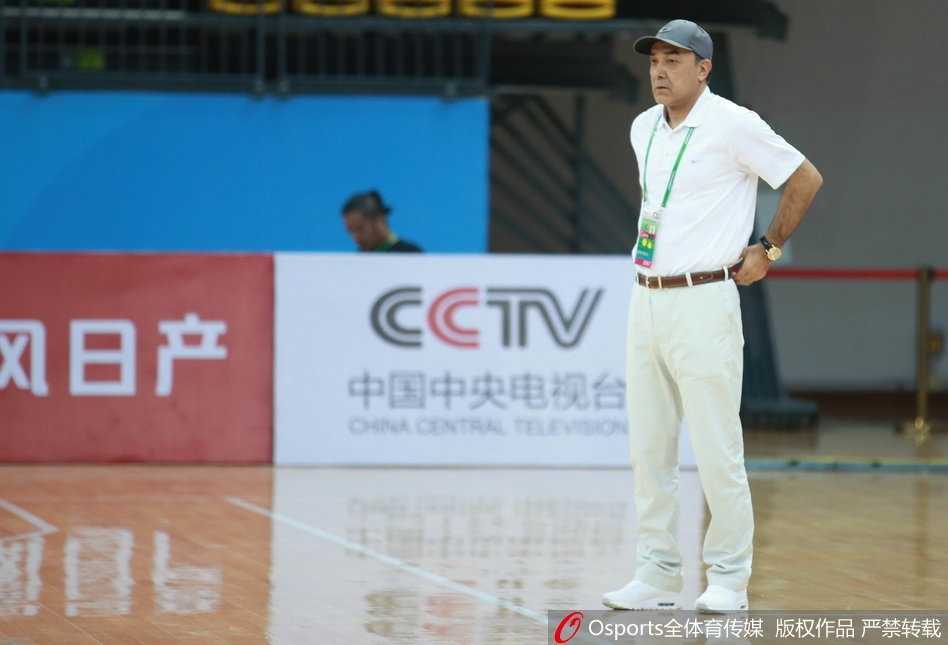 上海男篮核心张兆旭内线强攻，面对解放军多人包夹依然强势起跳，展现篮下统治力