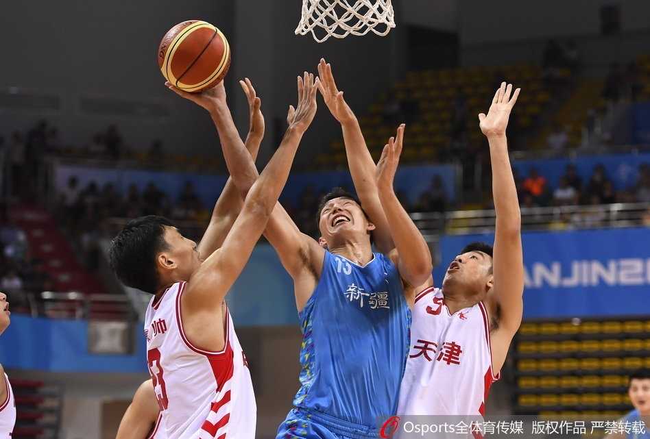 西热力江咬牙命中三分，眼神中充满杀气，他在末节率领新疆队发起了绝地反击。