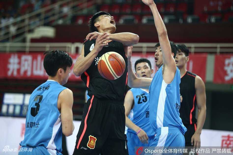 禁区内肌肉碰撞，人仰马翻！湖北与西藏的球员在篮下为争夺有利位置展开激烈对抗，篮球在混乱中高高弹起。