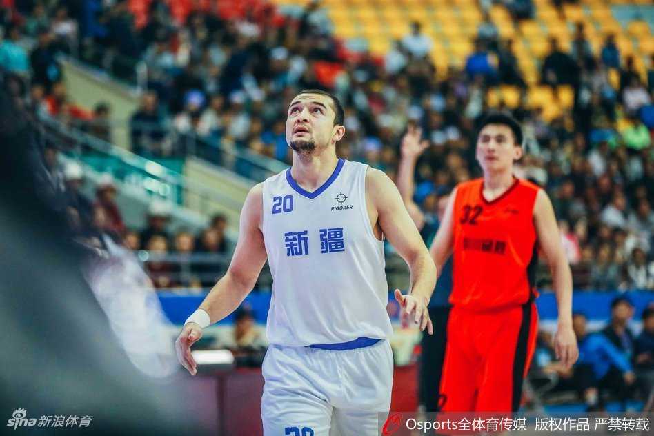 新疆悍将西热力江外线持球，面对四川队的严密防守，他目光如炬，随时准备用一记精准的三分球或强硬的突破改变战局。