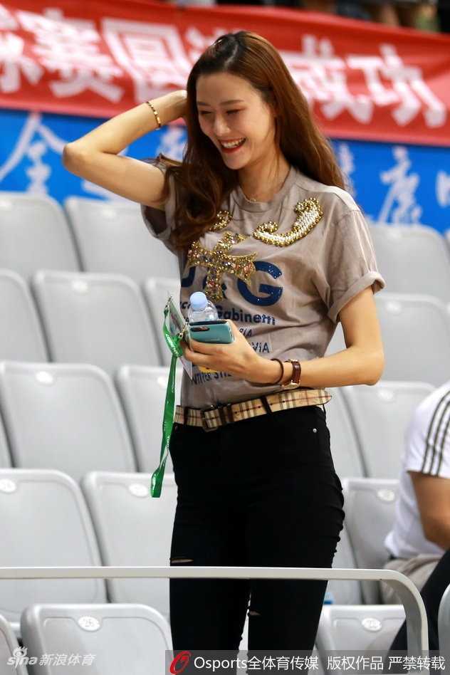 一身俏皮时尚装扮的许诺在看台上格外抢眼，修长的身材和出众的气质让她成为赛场边最亮眼的风景线
