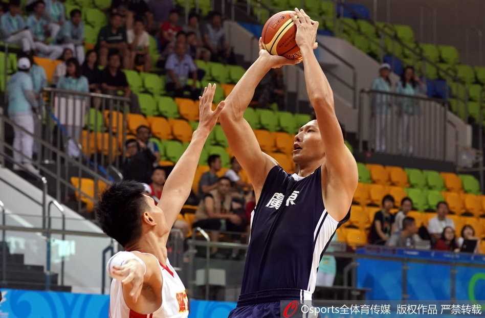 男篮一哥易建联在对方内线长人阵中强硬上篮，空中对抗后身体完全舒展