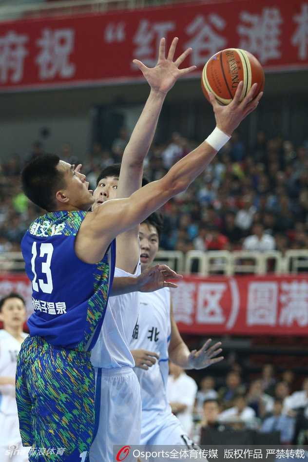 郭艾伦突破上篮，在空中与防守球员对抗后柔和挑篮。