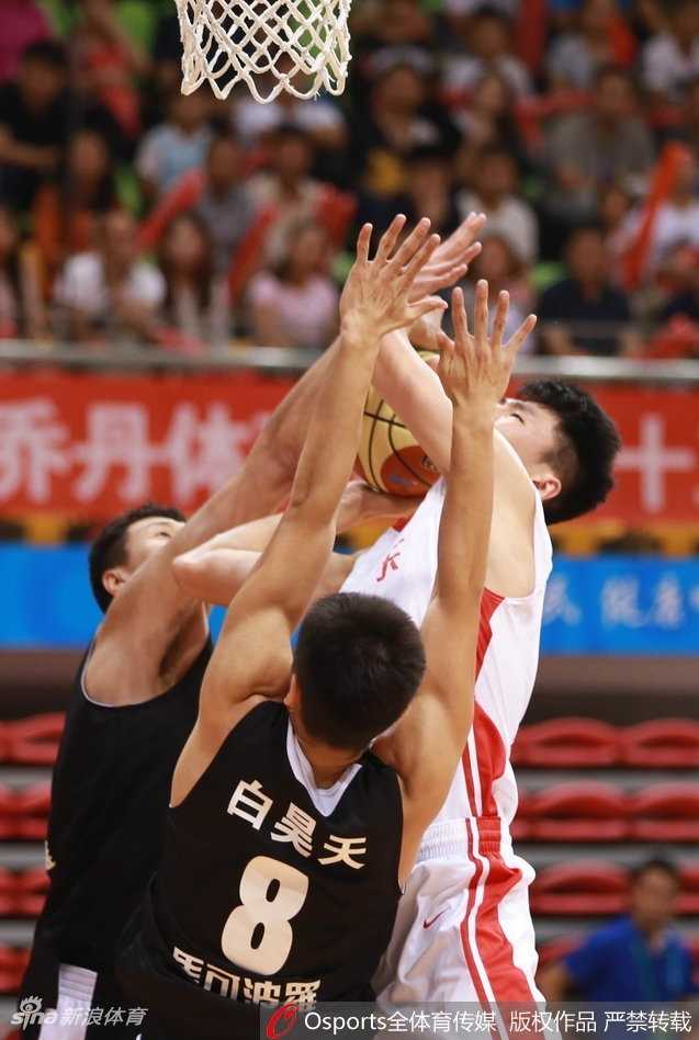 广东与山东球员在赛后互相致意，虽然比赛激烈残酷，但年轻的脸庞上写满了对对手的尊重与未来的期许