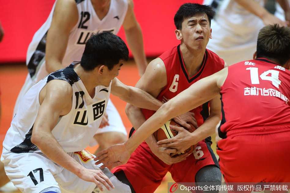 山西队球员在吉林队严密防守下强行突破，眼神坚毅，肌肉碰撞的瞬间仿佛定格