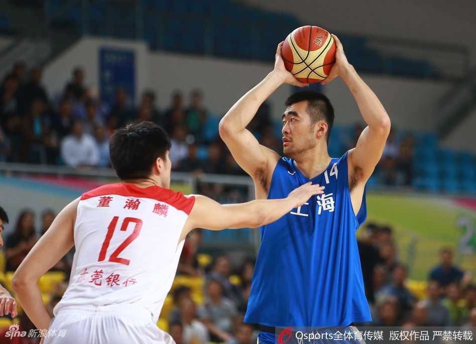 广东主帅杜锋在场边眉头紧锁，全神贯注地指挥着场上的每一次攻防，他的手势坚定有力。