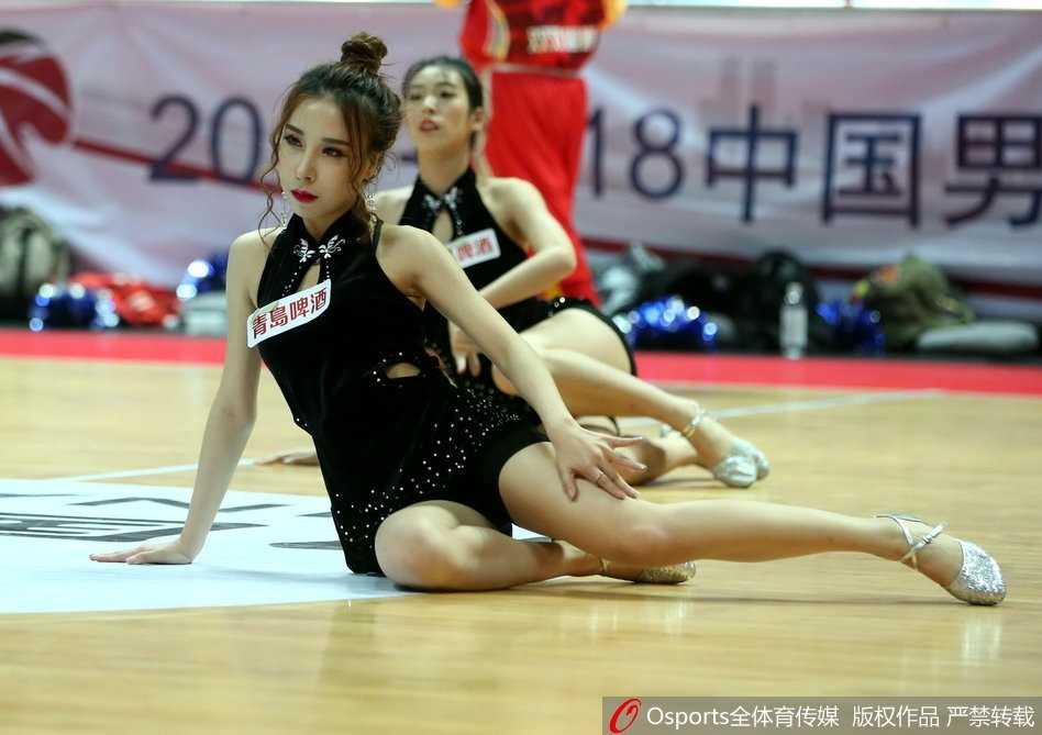 篮球宝贝们展示着青春的风采，黑色装扮更显神秘与性感，为八一主场增添别样激情。