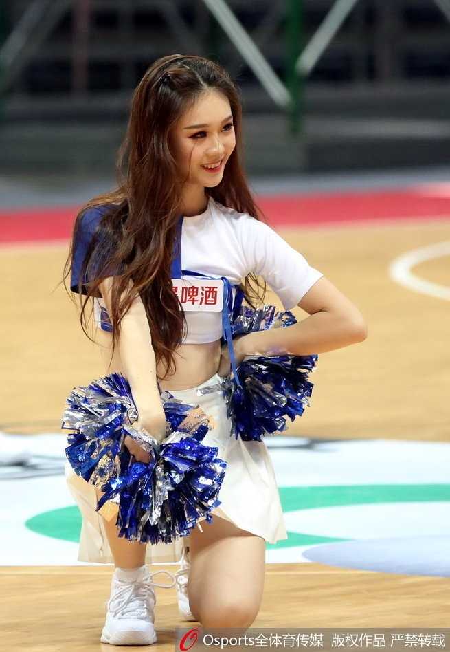 聚光灯下，宝贝身着亮片短裙回眸一笑，长发如瀑，身后的观众看台虚化成背景，整个场馆都因她的笑容而明亮起来。