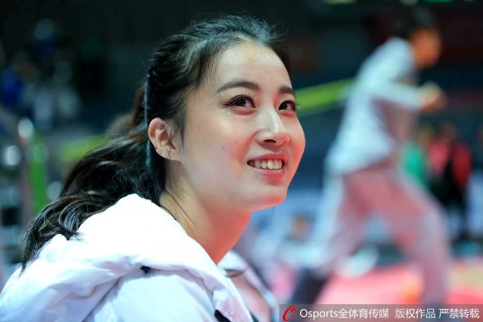 动感节拍中，篮球宝贝们整齐扬起金色花球，笑容如冬日暖阳般灿烂，瞬间驱散了球馆的寒意