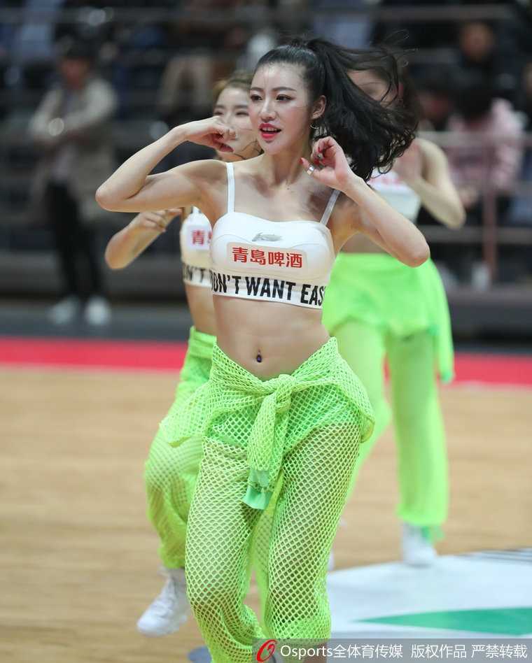 特写镜头下，宝贝脸颊上贴着亮片，笑容明媚如春，小背心的肩带随着呼吸微微颤动，少女感十足