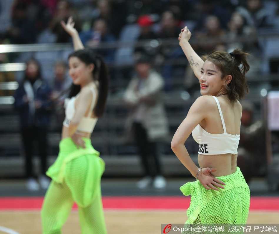 领舞宝贝眼神专注，手臂舒展如天鹅，紧身小背心勾勒出动人曲线，汗水在灯光下闪着光