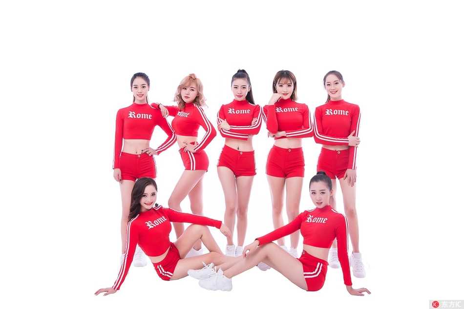 一群身穿亮粉色紧身舞衣的篮球宝贝，在摄影棚内排成斜线，她们整齐地抬起修长的双腿，小蛮腰在空中划出优美的弧线，仿佛正在赛场上完成一次完美的舞蹈定格。