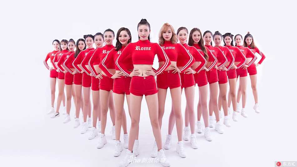 最后一组画面中，全体篮球宝贝聚拢在一起，对着镜头做出俏皮的飞吻动作，满屏的大长腿错落有致，仿佛在向即将到来的新赛季大声宣告：我们准备好了！