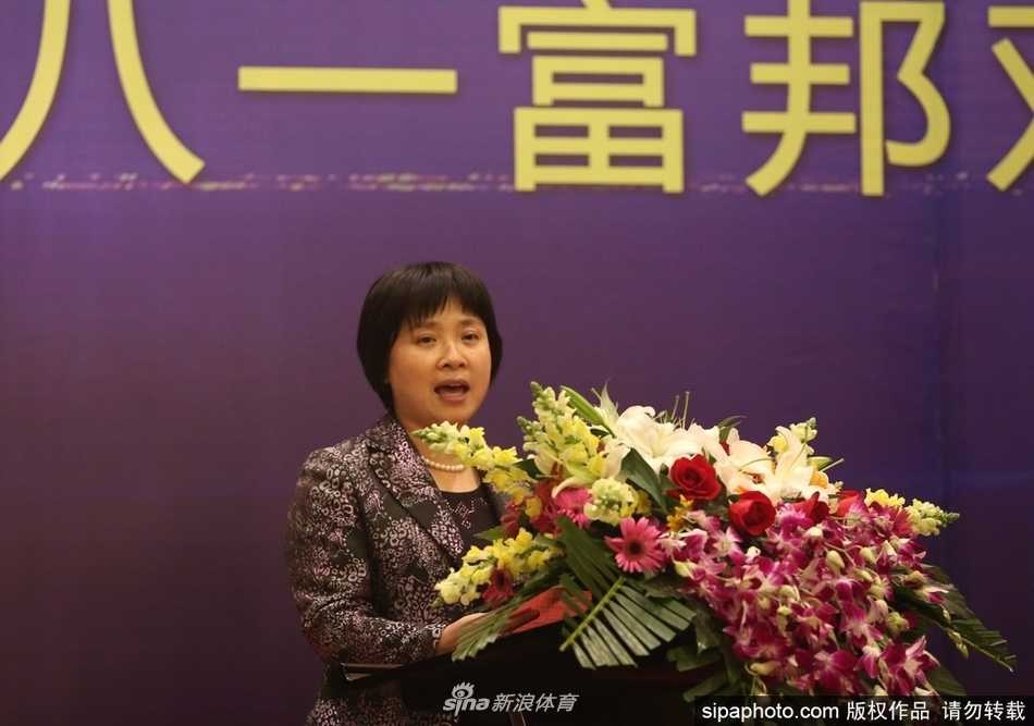 欢迎酒会上，背景板醒目地展示着双鹿电池的标识，教练组成员与球员们围坐一桌，正专注地聆听主教练的部署，氛围严肃而热烈。