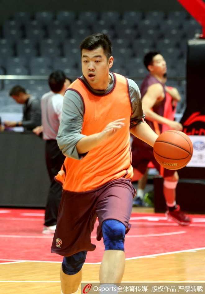 训练结束后，王治郅独自留在场边，他眉头微蹙，托着下巴陷入沉思，似乎在思考如何将眼前这支年轻的队伍捏合成更有战斗力的团体。