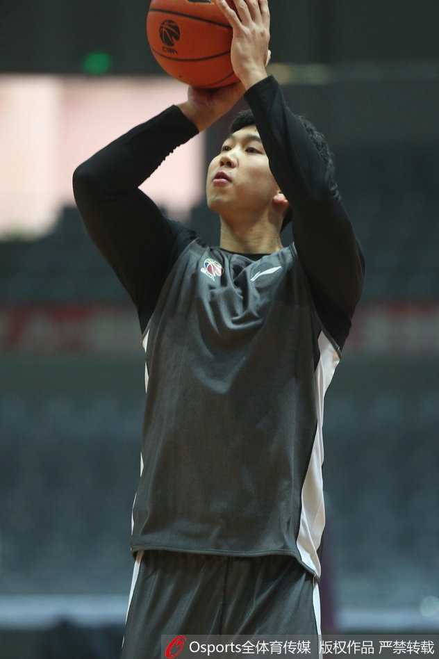 阿尔斯兰擦去额头的汗水，对着镜头露出轻松而灿烂的笑容，心情大好