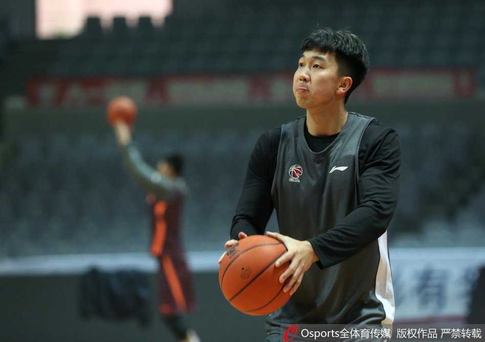 阿尔斯兰认真聆听主教练阿的江布置战术，不时点头回应，师徒交流默契