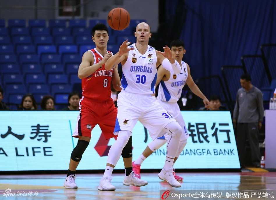 刘书楠在空中对抗后稳稳将球放入篮筐，他用强硬的表现为青岛队锋线注入活力，全场贡献14分展现了本土球员的担当。