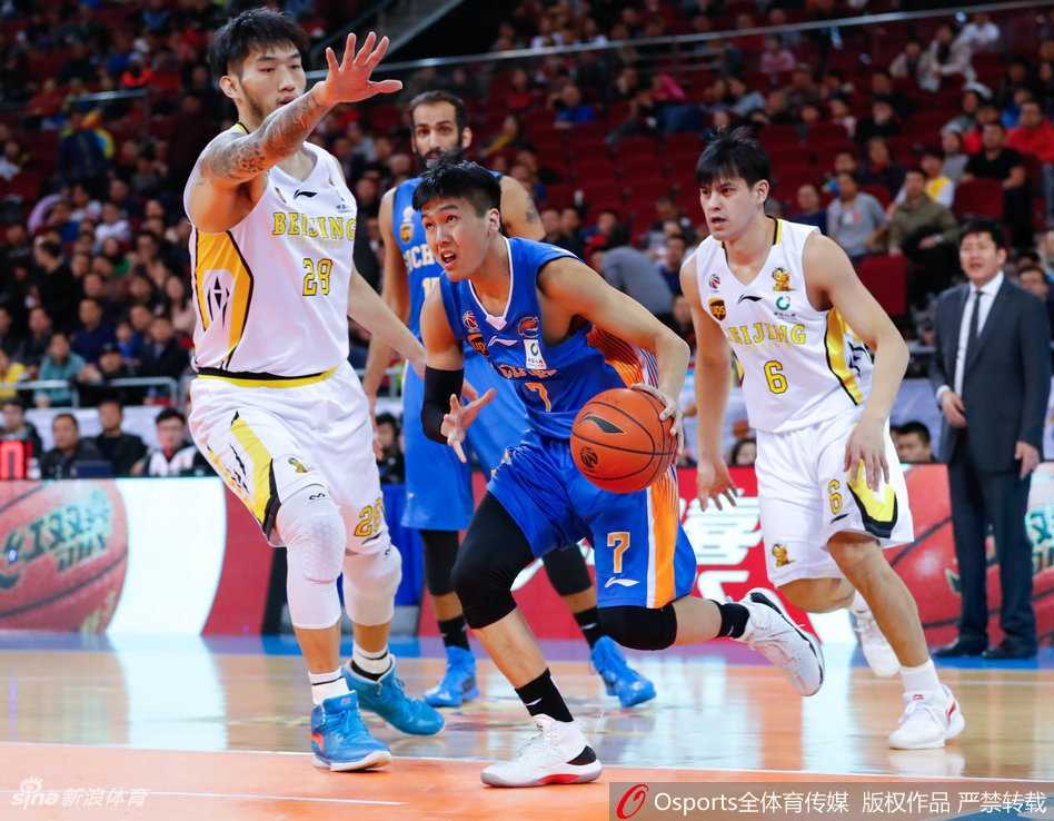 四川队的年轻小将黄荣奇持球突破，面对北控高大的内线防守，毫无惧色，展现了初生牛犊不怕虎的朝气。