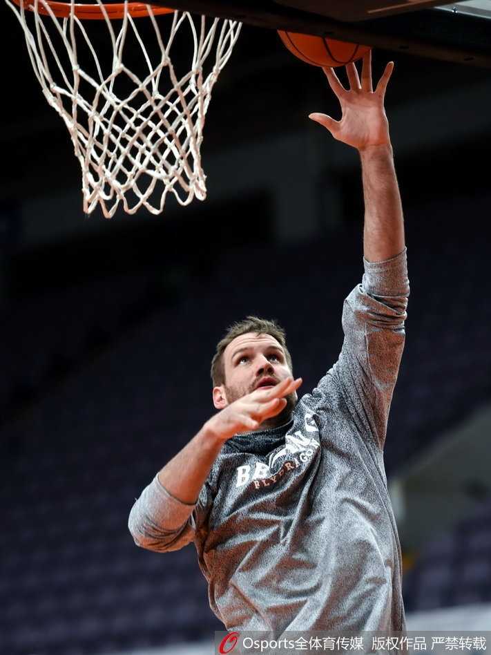 兰多夫低位单打，肌肉线条分明，他正用身体卡住防守球员，准备完成一次篮下强攻。