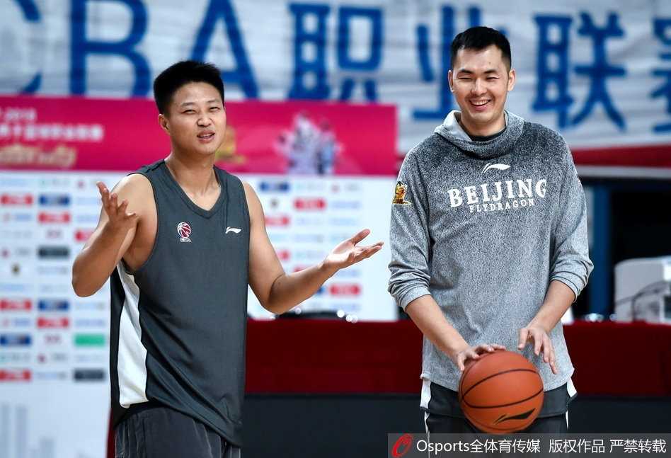 北控全队围成一圈听教练布置战术，马布里双手叉腰站在中央，领袖气质尽显。