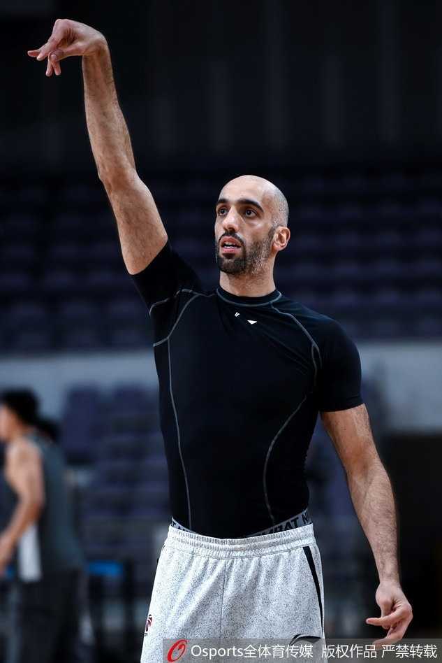 阿巴斯快攻中运球推进，眼神专注，他的速度优势在这一刻展现得淋漓尽致。