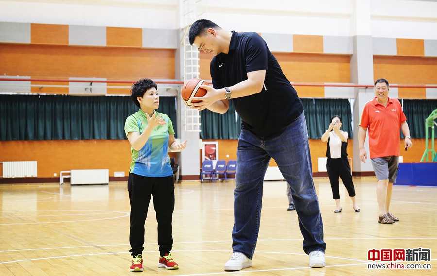 活动结束后大家聚在一起合影留念，张海迪、姚明、邓亚萍被一群笑容灿烂的残疾人运动员簇拥着，镜头定格了那一刻的亲密无间和满满的正能量