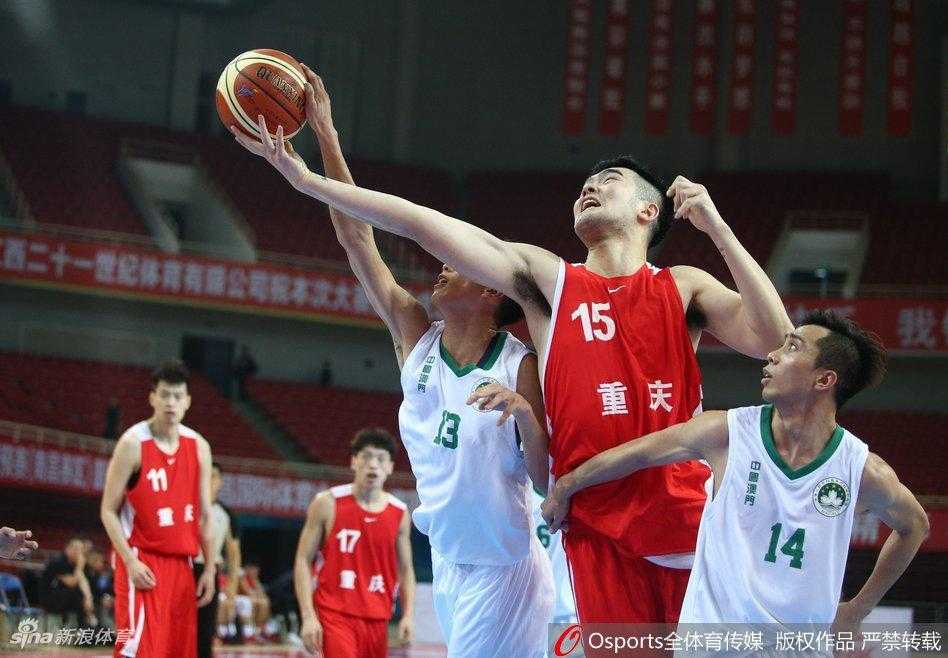 山东队与福建队内线肌肉碰撞，数名大汉在篮下展开激烈的地盘争夺，战况胶着
