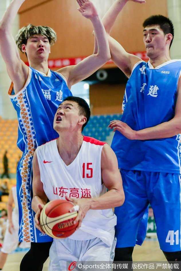 山东队丁彦雨航面对夹防毫无惧色，腾空而起空中闪转腾挪，寻觅篮下出手空间